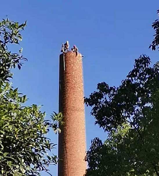 煙囪拆除公司:環(huán)保先行,綠色拆除,共筑藍天夢想